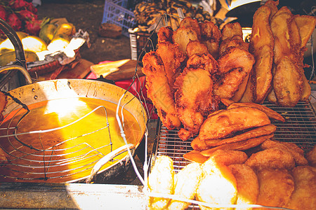 越南的木薯和玉米煎饼 越南南部流行的街头食物 食品小吃收入美食经济小贩盘子油炸旅游杂粮烹饪图片