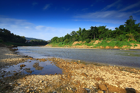 老挝卢昂普腊邦南汉河的生活和自然景象图片