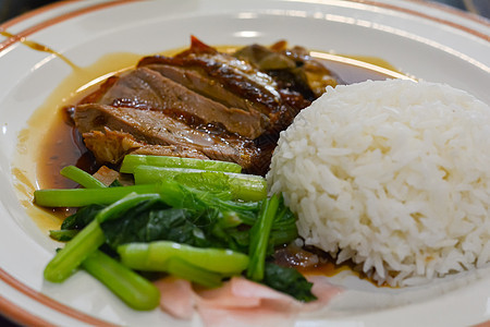 美味的中国菜 烤鸭和煮绿蔬菜大米饭文化肉汁胸部餐厅红色炙烤厨房烹饪皮肤食物图片