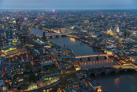 黄昏时在伦敦的泰晤士河空中观察旅行天线城市天空摩天大楼地标河岸金融街道首都图片