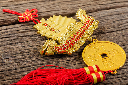 运动装饰纪念品新年护身符文化农历节日吊坠红色金子装饰品背景图片