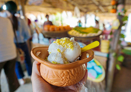 粘土锅里的椰子奶冰淇淋图片