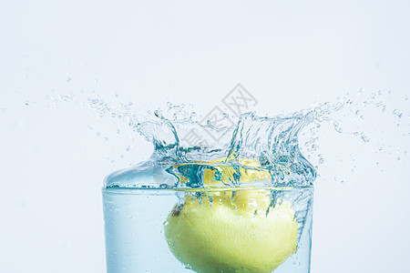 杯中柠檬水喷洒海浪派对运动白色气泡水滴酒精玻璃液体蓝色图片