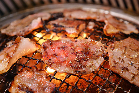 热煤烧猪肉 这种食物是韩国或日本的BBQ风格烹饪肋骨美食牛肉浪费奶牛午餐炙烤餐厅激素图片