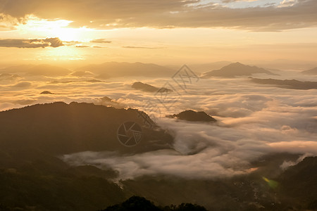 清格雷平原的泰国公园灰色反转白色天空季节国家远足爬坡风景图片
