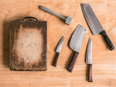木桌背景的厨房用具金属桌子餐具厨师美食切菜板工具托盘肉锤烹饪图片
