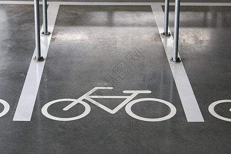 自行车停放处的符号 自行车停车场 自行车停车场标签交通花园车辆运输城市民众街道架子公园图片