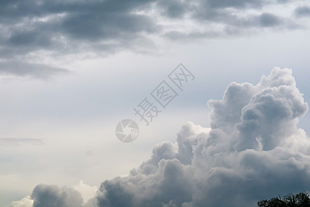 灰色的空中黑云中暴风雪月光风暴场景危险框架天气戏剧性热带云景雷雨季节图片
