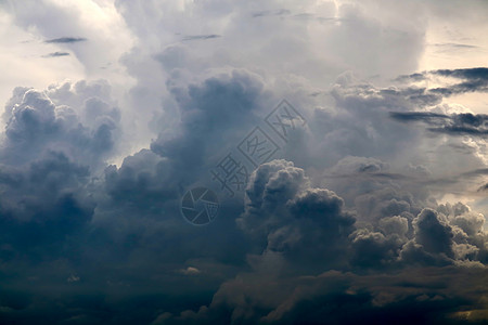 灰色天空阴云中暴风雪的月光框架季节风暴云景雷雨热带危险蓝色气象戏剧性图片