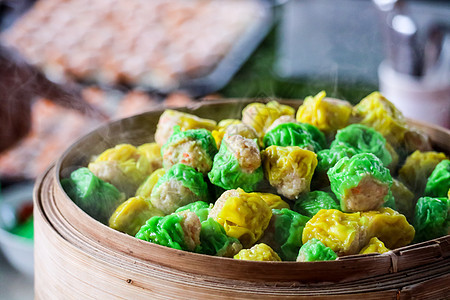中国在街头食物上蒸汽的胡萝卜 闻名于帕塔亚奇汽船早餐桌子餐厅猪肉午餐文化厨房盘子饺子图片