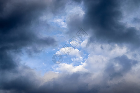 夏季 sk 中令人惊叹的混合云形成全景白云天空卷云风暴蓝色墙纸海洋雨云天气高度图片