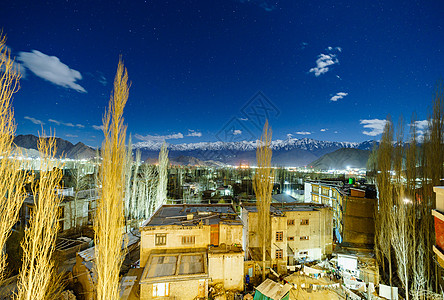 雷城的风景图像 夜里天上有高山和星星季节岩石环境文化旅行反射银河系公园旅游景观图片