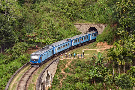 在斯里兰卡的艾拉大桥上 进行九条列车培训森林爬坡目的地拱桥运输铁路建筑游客旅行旅游图片