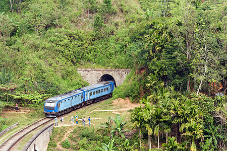 在斯里兰卡的艾拉大桥上 进行九条列车培训隧道地标运输建筑目的地旅游火车铁路爬坡森林图片