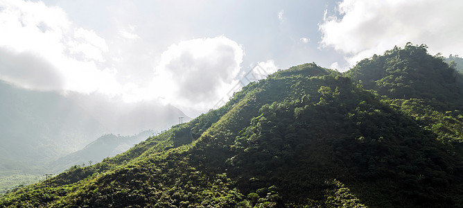 日落雾雾雾的山丘山脉岩石天空顶峰木头日出风景全景土地薄雾阴霾图片