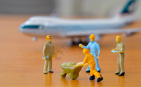 航空机工程师 机场工作人员 飞机驾驶员和在职业航空跑道喷射塑像运输玩具维修工程商业图片