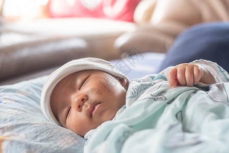 睡着可爱的新出生婴儿 戴帽子在床上家庭孩子快乐卧室白色儿子微笑童年休息男生图片