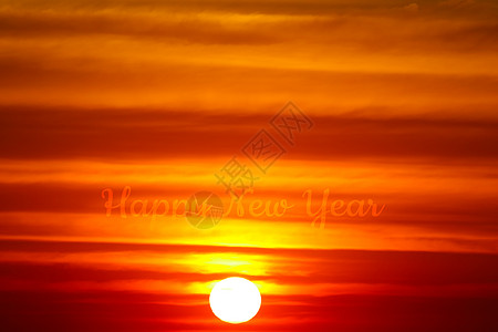 火焰天空红橙黄色的黄云 日落时在黑丘上图片