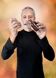 男人饮杯子支气管炎流感糖浆剂量处方药品治疗瓶子勺子老年图片