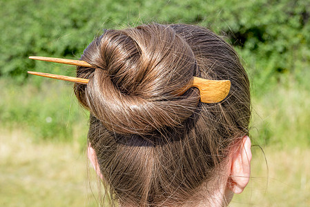 Bun 详情白色木头发夹头发女士棕色发型别针头饰成人图片