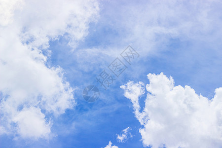 广阔的蓝色天空和乌云背景图片