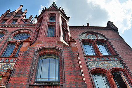 对在Neumuens发现的北部德国市政厅的详细视图历史城市建筑学大教堂天空晴天旅行窗户历史性蓝天图片