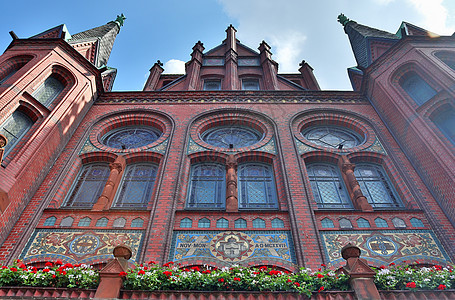 对在Neumuens发现的北部德国市政厅的详细视图晴天教会旅游旅行蓝天城市建筑学地标历史房子图片