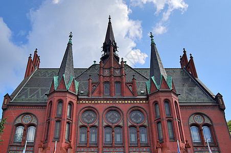 对在Neumuens发现的北部德国市政厅的详细视图砖墙地方建筑学历史教会地标大教堂房子晴天蓝天图片