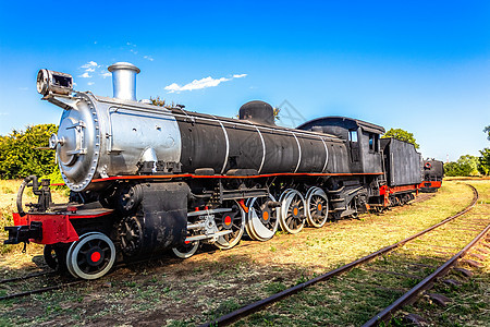 旧旧旧旧旧钢机车列车 站立在生活中的铁轨上大草原蒸汽火车国家情调运输路线轮子车辆异国图片
