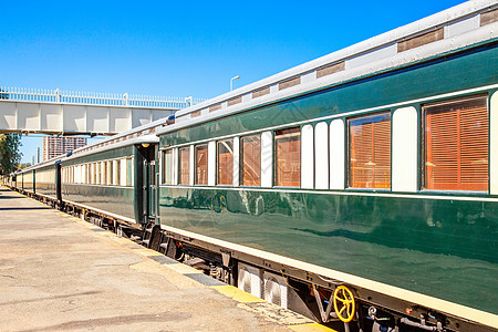 纳米比亚客运火车站立在铁路上 准备出发车辆民众运输火车车站服务铁轨奢华乘客航程图片