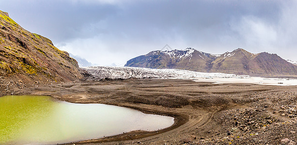 冰川 前面有山脉和绿湖荒野全景火山风景环境岩石峡湾沙漠地形场景图片