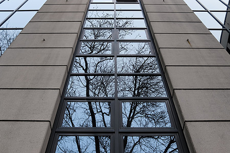 带玻璃和反射阳光的现代办公楼立面公司建筑学办公室建筑蓝色市中心天空窗户商业金融图片