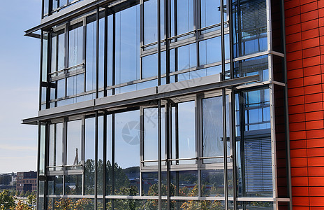 带玻璃和反射阳光的现代办公楼立面金融建筑学市中心商业技术摩天大楼城市建筑物窗户蓝色图片