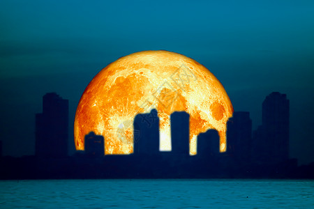 城市之夜的天上 建筑着月亮血流满月戏剧性城市植物森林月球亮度天空血月红月亮图片