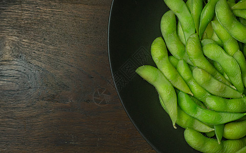 Edamame在黑色板块上显示食物含量的最高视图图像美食营养毛豆大豆桌子豆类蔬菜饮食绿色小吃图片
