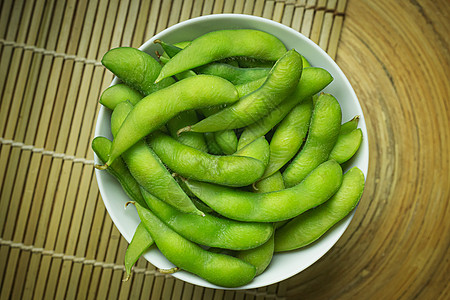 Edamame在白碗中展示食物内容的顶端视图图像美食绿色蔬菜大豆毛豆营养饮食豆类小吃桌子图片