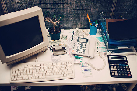 办公室旧计算机和计算器图片