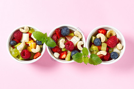 在白色碗的新鲜水果沙拉 白碗健康食品风格的混合水果 有用的水果沙拉 包括粉红色背景的新鲜水果和浆果 三碗水果沙拉餐厅美味酱料桌子图片
