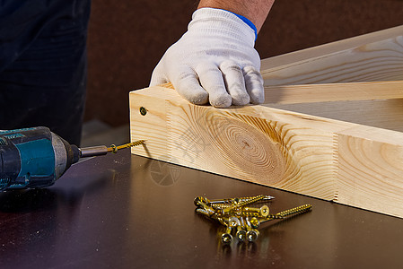 在木工车间使用电动圆锯的专业橱柜制造商的特写镜头 木质材料生产 木材厂男性安全机械乐器灰尘零售商作坊机器内阁施工图片