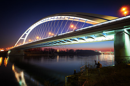 阿波罗大桥在斯洛伐克布拉迪斯拉发建筑城市建筑学日落旅游场景商业反射蓝色地标图片