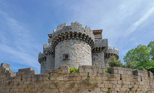 西班牙埃斯特雷马杜拉的格拉纳迪拉中世纪古老城堡蓝色村庄石头堡垒地标历史建筑学旅游天空建筑图片