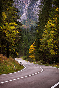 秋天与Bauti在Dolomites的长途公路山口自由国家山脉自然天空驾驶森林场景沥青草地图片