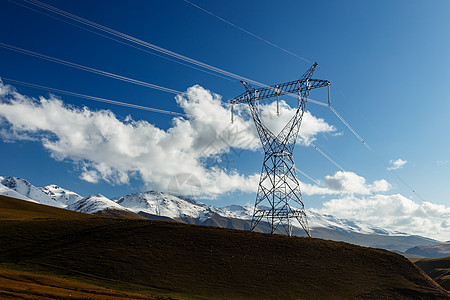 吉尔吉斯斯坦的高压电线天空风景网格电缆传播电气危险农村电压电力图片