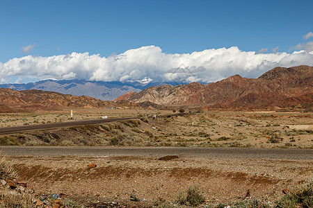 路过吉尔吉斯斯坦伊塞克库尔地区的365条公路天空石头草原风景旅行阳光岩石远足路线太阳图片