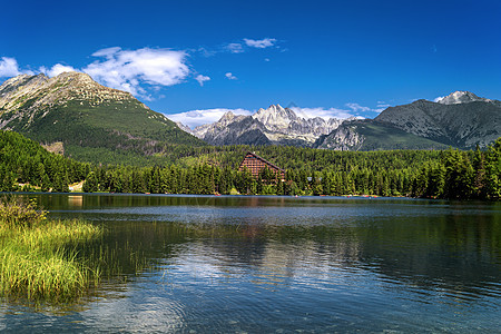 山区湖Strbske湖和全景旅游风景远足山脉场景高山高度树木岩石图片