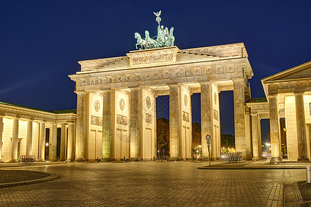 柏林著名的勃兰登堡托马匹建筑自由雕塑照明蓝色旅游天空旅行胜利图片