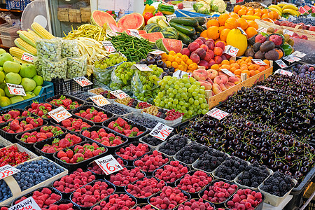 葡萄和其他水果李子蔬菜团体桃子浆果食物果汁篮子玉米橙子图片