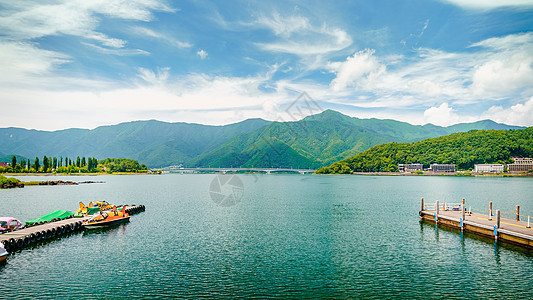 日本的川口湖与山峰图片