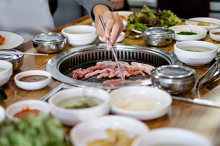 韩国大灰猪和牛肉BBQ烹饪猪肉烧烤餐厅美食食物图片