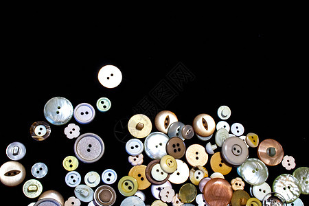 多色不同尺寸按钮的集合白色缝纫裁缝收藏塑料纺织品绿色黄色衣服维修图片